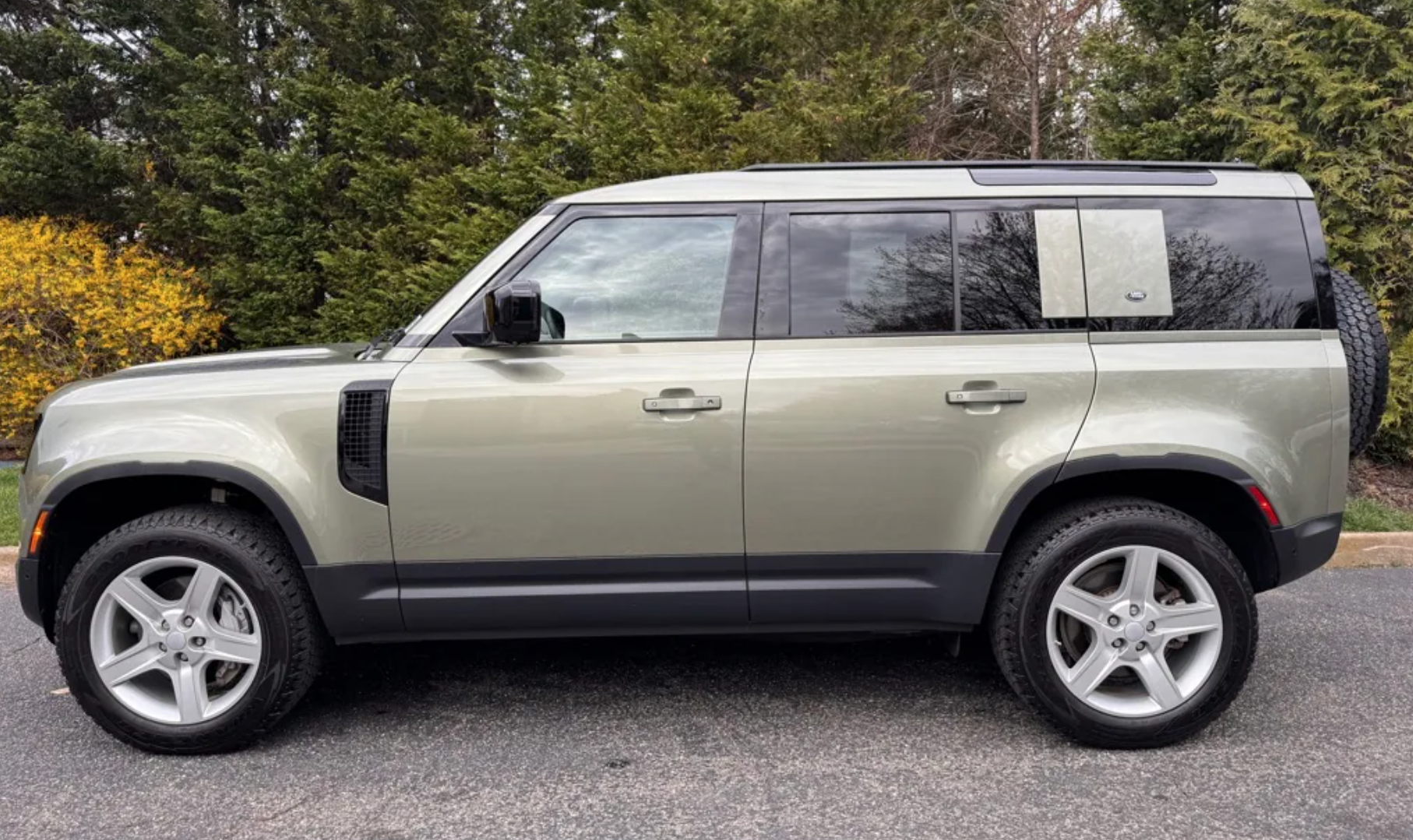 Why Buy Used Side profile of a pre-owned 2020 Defender SE for sale in Glen Cove