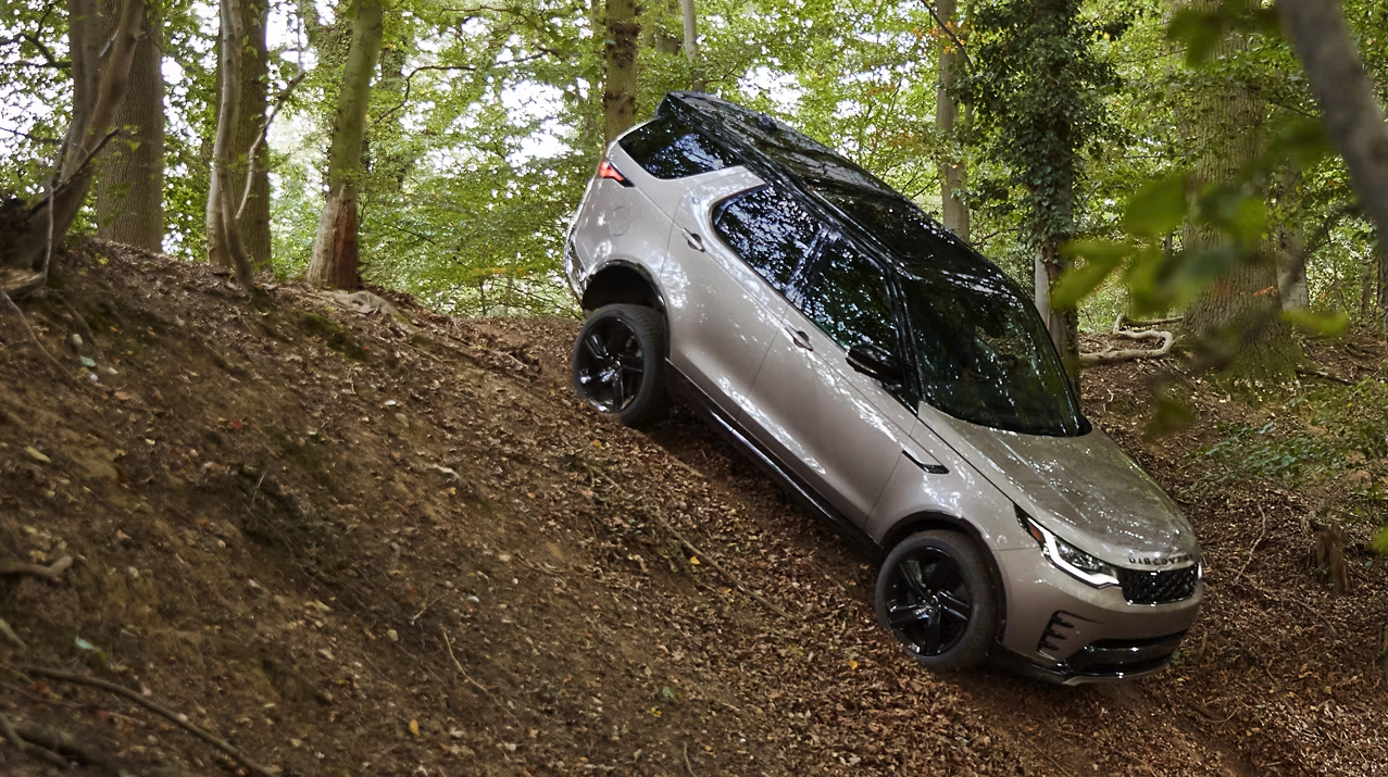 The 2025 Discovery SUV driving down an off-road, downhill slope